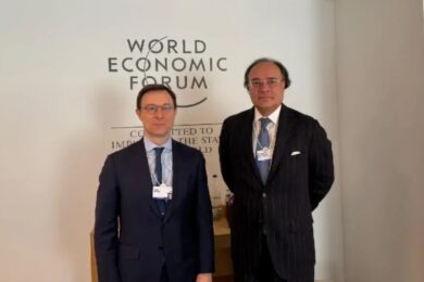 Finance Minister Aurangzeb Meets Visa President at WEF to Discuss Pakistan’s Digital Payments Future